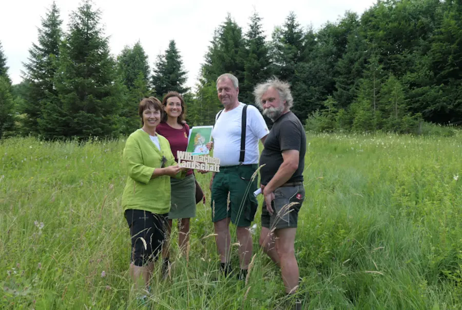 Gruppenbild auf Wiese