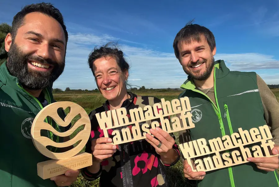 Personen mit Schriftzug