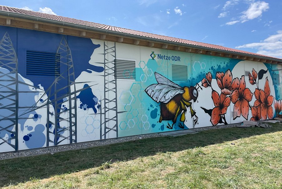 Bemalte Wand eines Umspannwerks