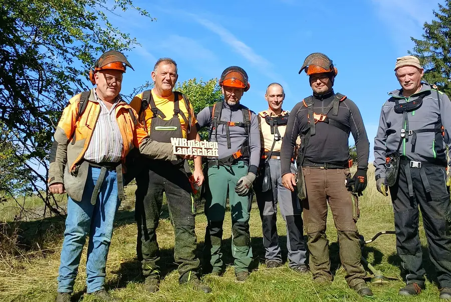 Gruppe Arbeiter mit Schriftzug