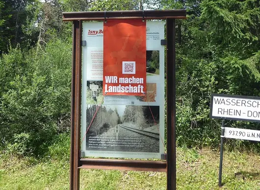 WIR machen Landschaft Rotes Störbanner über Infoschild