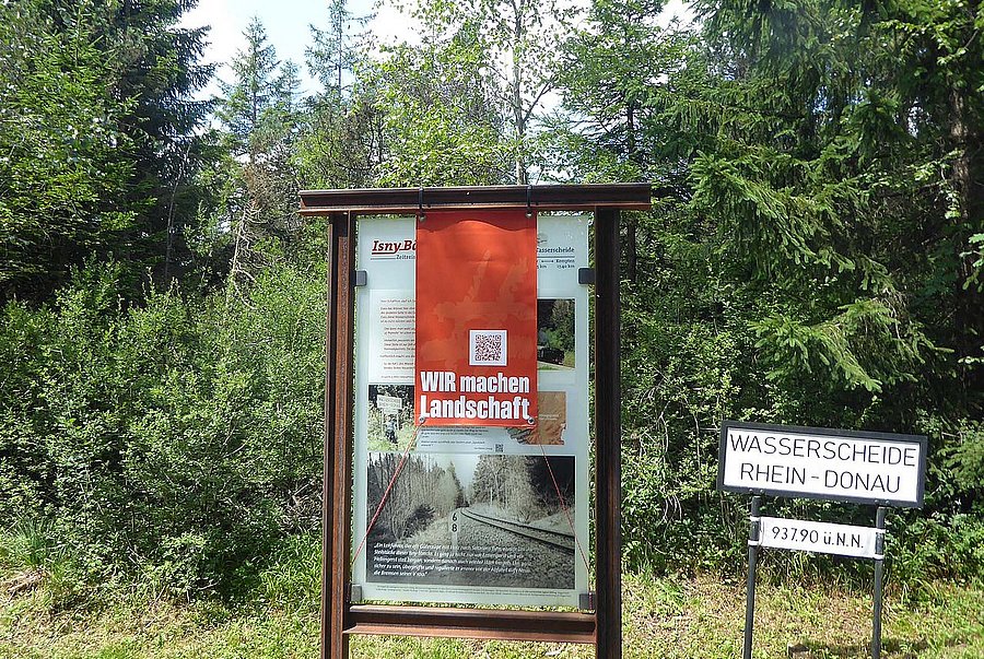 Rotes Störbanner über Infoschild