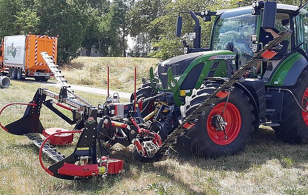 Doppelmesser-Schmetterlingsmähwerk am Schlepper mit 9 m Arbeitsbreite ©M. Sommer