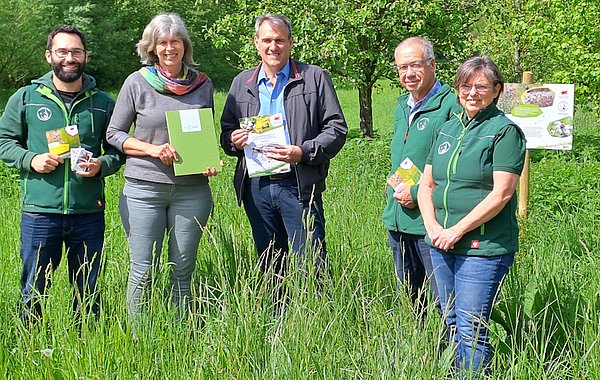 Raphael Rehm, ARGE Donaumoos, Dagmar Nitsche, DVL, Christian Konrad, Bürgermeister von Leipheim, Alex Schneider und Anja Schumann, beide ARGE Donaumoos (von links) ©S. Bartberger