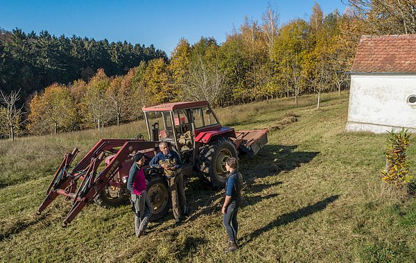Naturschuztpartner Landwirt ©W. Willner Traktor und ein Mann mit zwei Frauen, die sich unterhalten.