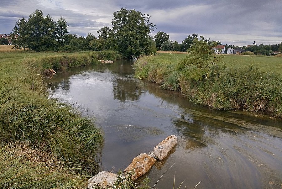 biotope network with new dynamics ©LPV Regensburg boulders, rootstocks and timber structures in the Grosse Laber near Schierling, district of Regensburg, now positively changing the flow dynamics of the river