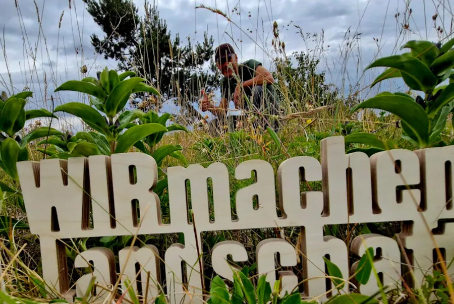 Schriftzug in Wiese