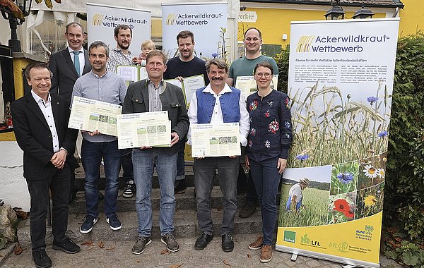 Preisverleihung Ackerwildkraut-Wettbewerb 2024 ©Birgit Gleixner, LfL Preisträger des Ackerwildkraut-Wettbewerbs 2024 in Oberbayern.