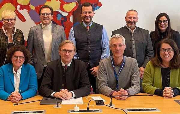 Nicolas Liebig (vorne 2.v.r.) mit den Abgeordneten Petra Loibl (v.l.), Alexander Flierl (vorne 2. v.l.), Tanja Schorer-Dremel (v.r.) und weiteren Mitgliedern des Arbeitskreises. Foto: CSU-Landtagsfraktion