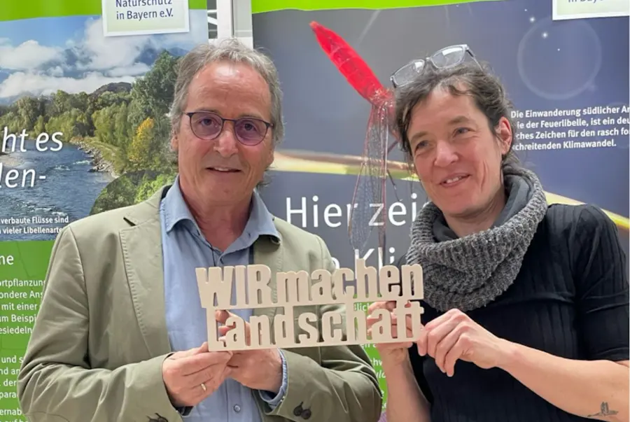 Personen vor einem Messestand