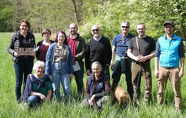 Besichtigung einer möglichen Maßnahmenfläche am Rande des FFH-Gebiets „Rainer Wald“ im Landkreis Straubing-Bogen. ©DVL