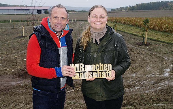 WIR machen Landschaft ©LPV Forchheim Personen halten einen Holzschriftzug vor Landschaft