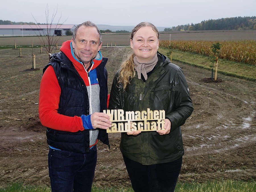 WIR machen Landschaft ©LPV Forchheim Personen halten einen Holzschriftzug vor Landschaft