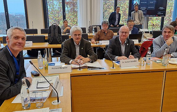 ©N. Liebig Menschen im Sitzungssaal