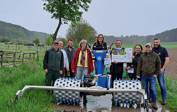 v. l. n. r: Johannes Mayer (MRD), Reinhold Mader (Bauhof), Julian Bisle (MRD), Dagmar Nitsche (DVL), Beatrice Weiss (LPV), Gerhard Weiß (2. Bürgermeister Stadt Krumbach), Harald Lenz (1. Bürgermeister Gemeinde Ebershausen), Stefan Koralewska (Geschäft ©LPV Günzburg