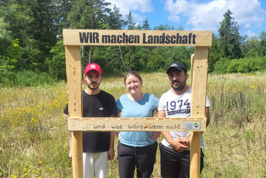Gruppenbild hinter Holzaufsteller