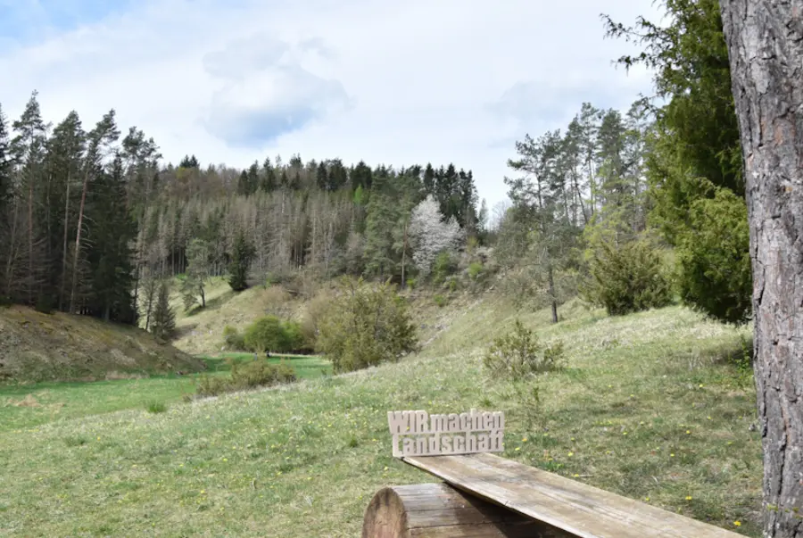 Schriftzug vor Landschaft