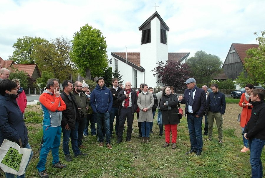 Menschengruppe auf einer Wiese.