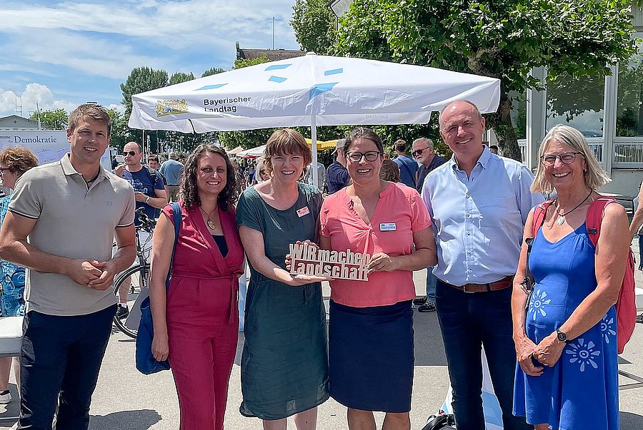 Gruppenbild mit Schriftzug
