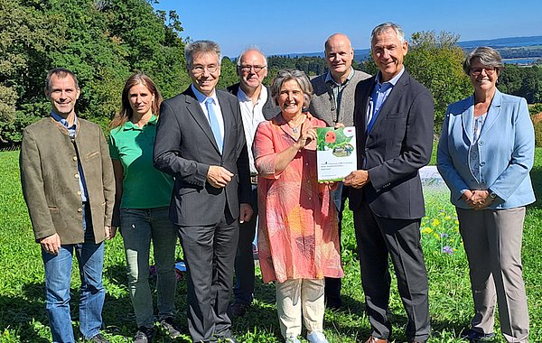 Bei der Übergabe der Broschüre ©DVL