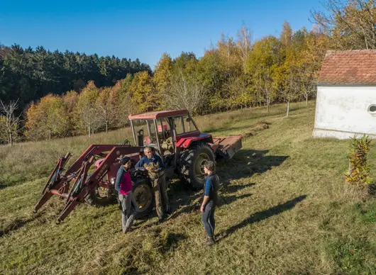 Landwirtschaft Landwirt mit Landschaftspflegerinnen bei der Ackeransaat