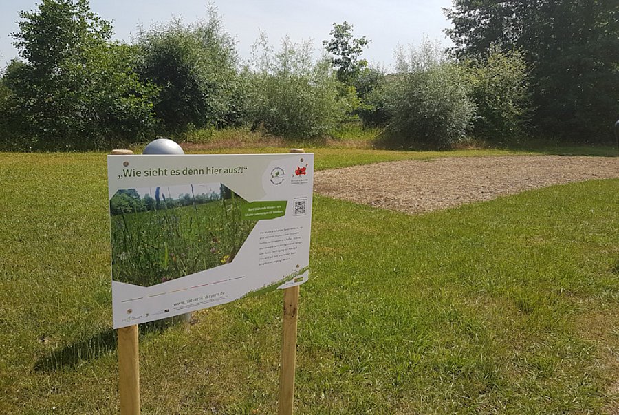 Ansaatfläche mit Schild.