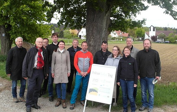 Projektstart in Hetzlers ©Anna Bühler, BNG Menschengruppe steht vor einem Baum.