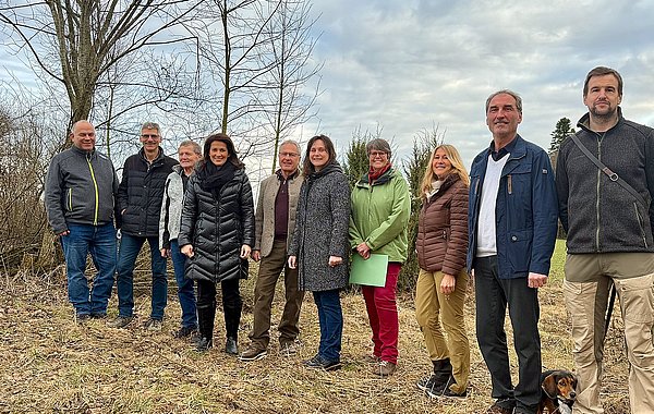Gruppenbild vor einer Hecke