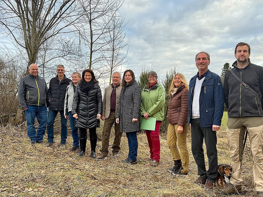 Gruppenbild vor einer Hecke
