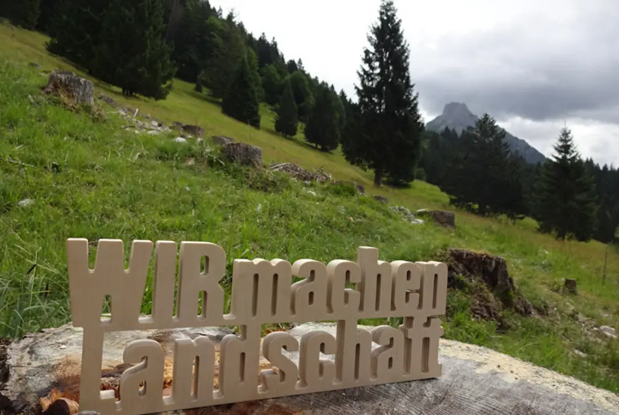 Schriftzug vor Abhang
