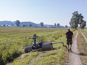 WIR machen Landschaft ©W. Willner Mann steuer spezielle Maschine am Graben