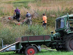 WIR machen Landschaft ©P. Roggenthin Männer mit Arbeitsgeräten im Moorgebiet