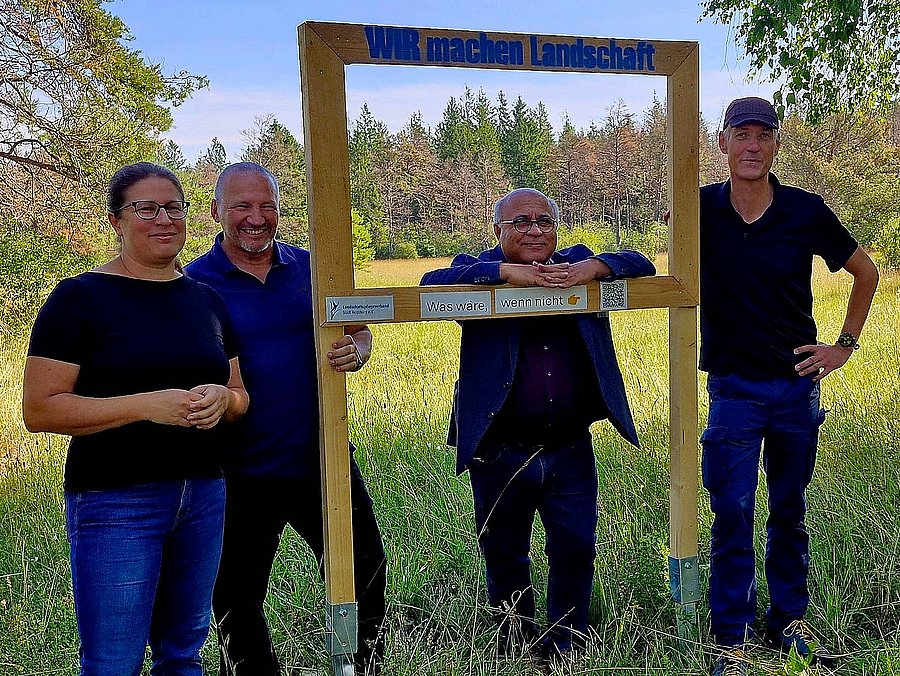 Gruppenbild in Holzrahmen