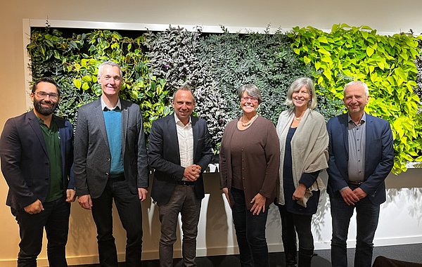 v.l.n.r.: Raphael Rehm (erweiterter Landessprecherrat), Nicolas Liebig (Landessprecher der bayerischen LPV), Minister Glauber, Beate Krettinger (DVL Landeskoordinatorin Bayern), Dagmar Nitsche (DVL Moorkoordinatorin) und Wolfram Güthler (StMUV). ©StMUV