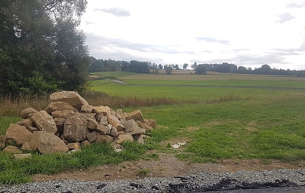 Hof Flaeche Fluesseradweg ©Foto: LPV Hof Fläche an Flüsseradweg angrenzend