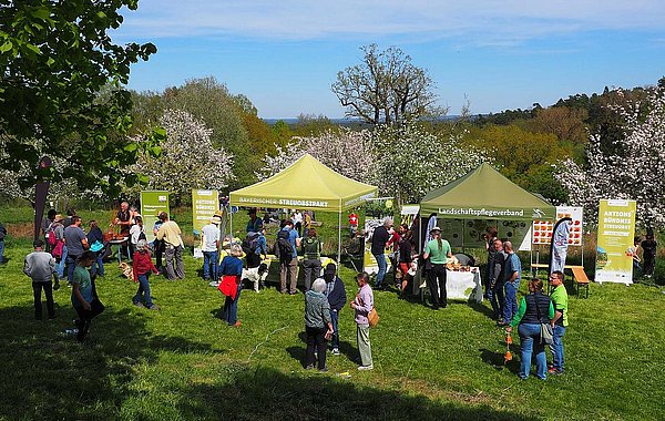 Stände mit Menschen am Streuobsttag