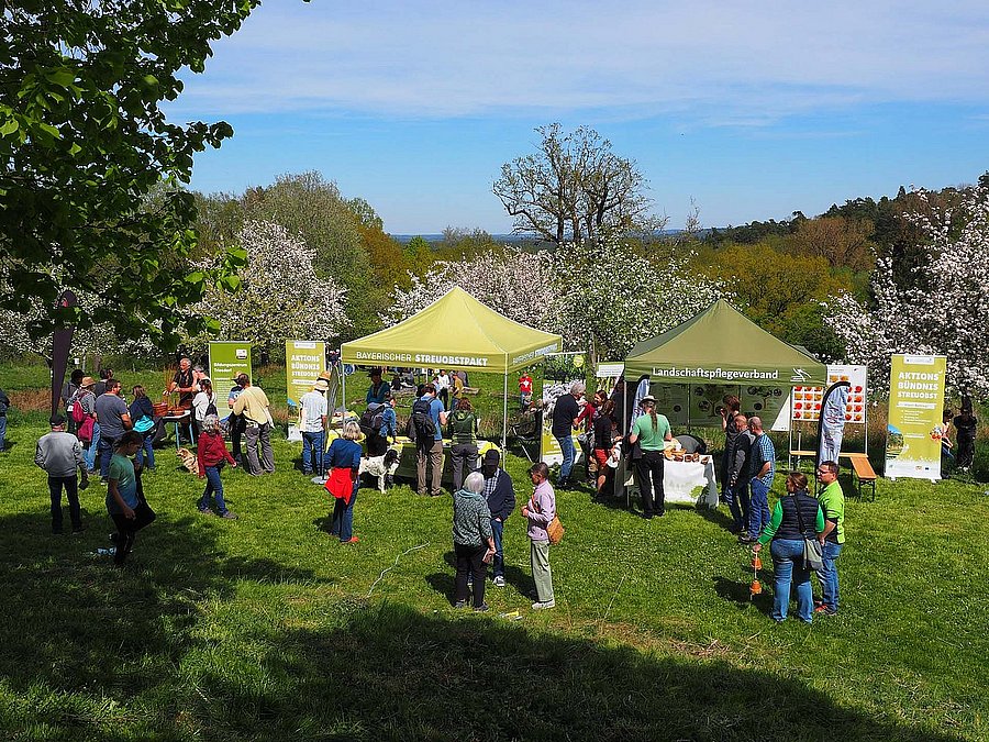 Stände mit Menschen am Streuobsttag