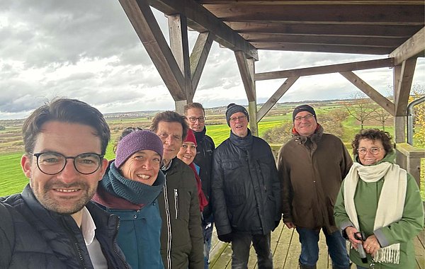 Besuch im Dattenhauser Ried ©Donautal-Aktiv e.V. Gruppenbild vor Landschaft