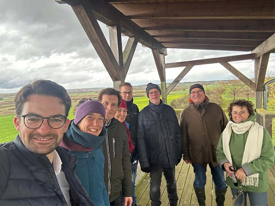 Besuch im Dattenhauser Ried ©Donautal-Aktiv e.V. Gruppenbild vor Landschaft