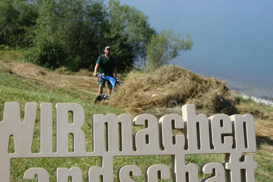 Schriftzug vor Mäher