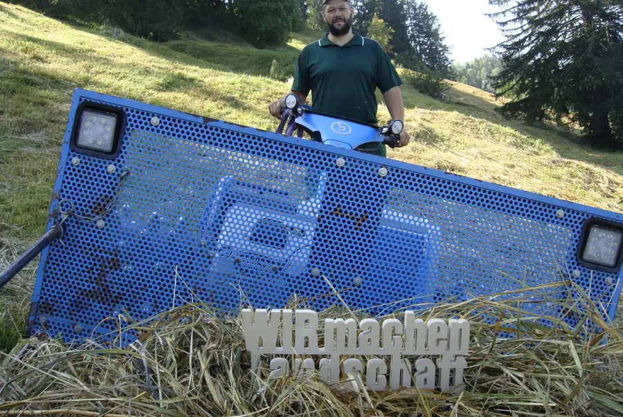 Schriftzug vor Mäher