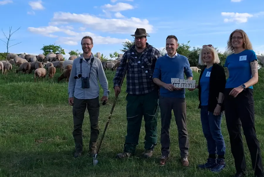 Gruppenbild vor Schafherde