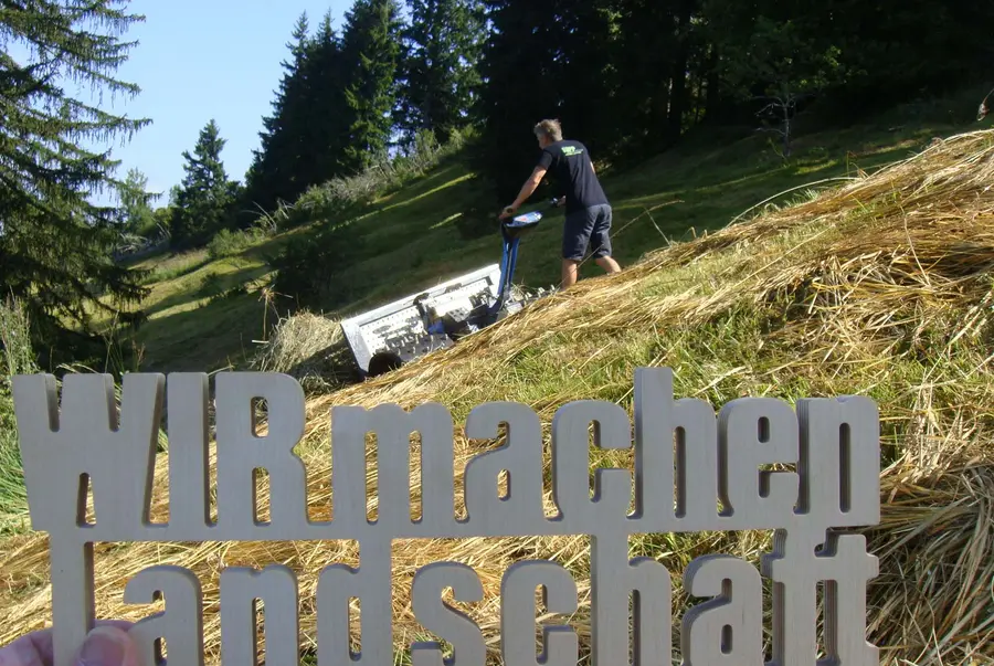 Schriftzug vor Mäher