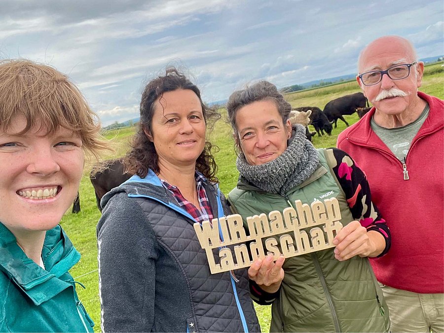 Gruppenbild mit Schriftzug