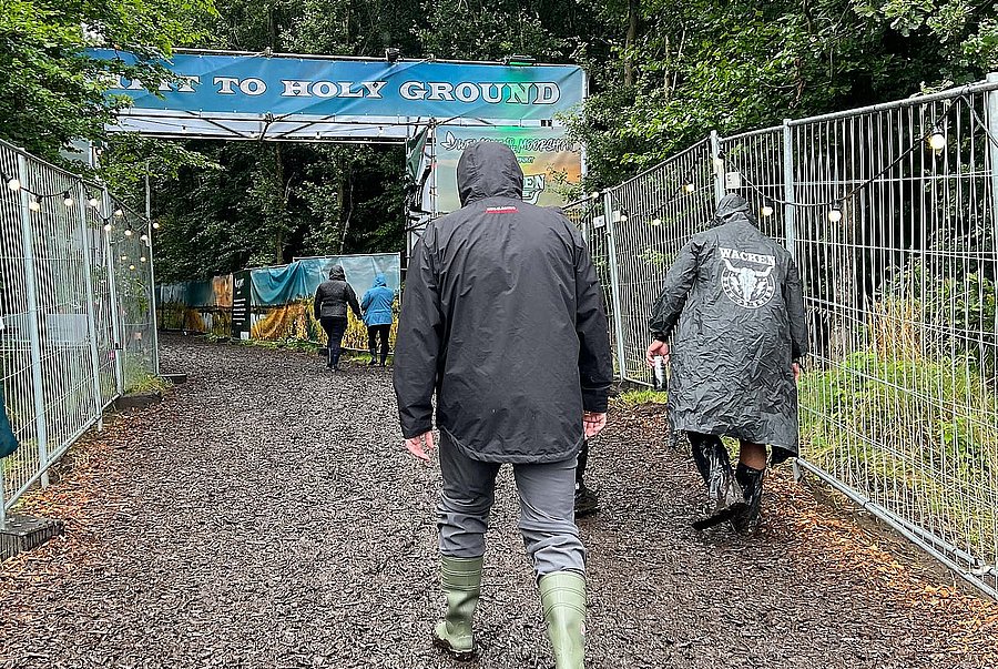 Besucher laufen über die Teststrecke im Regen