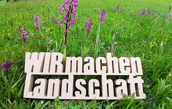 WIR machen Landschaft ©R. Saller Holzschriftzug vür Orchideen.