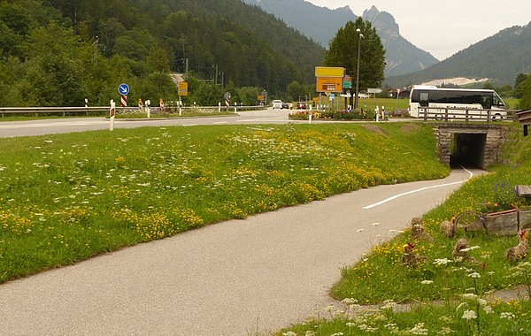 NATÜRLICH BAYERN ©P. Marin Fußgänger-Unterführung mit blühenden Flächen rechts und links