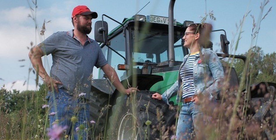 Charlotte Pohse (LPV Main-Spessart) berät einen Landwirt