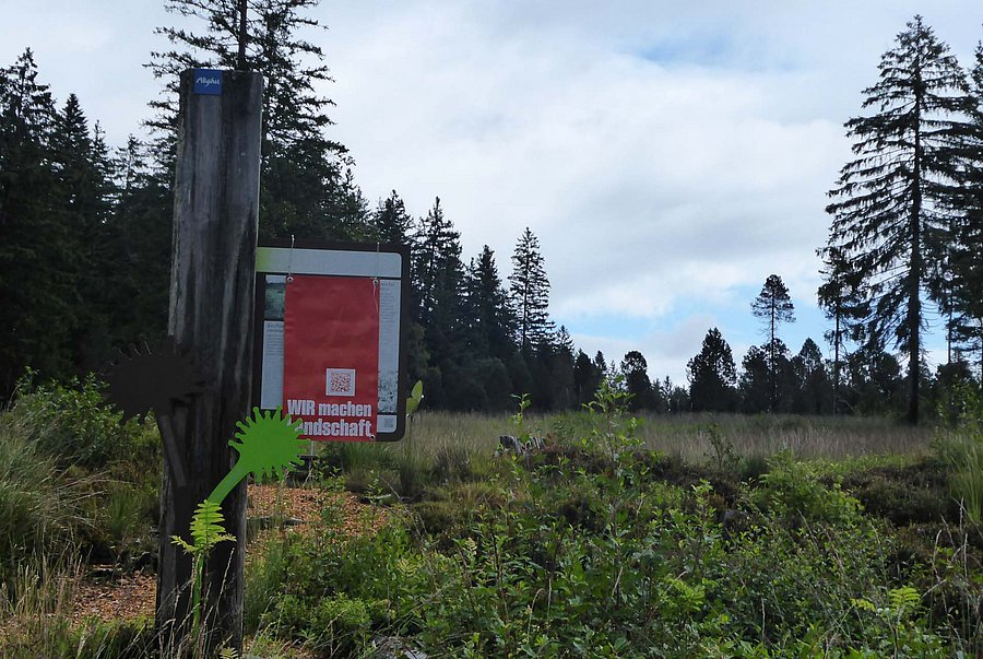 Roter Banner über Infoschild an Pflegefläche