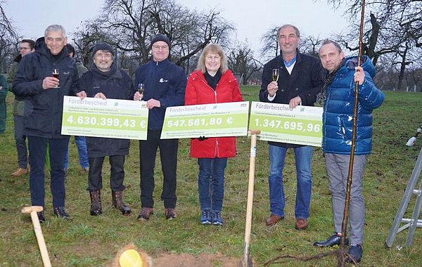Dr. Jürgen Metzner (DVL), Prof. Kai Frobel (BUND), Norbert Schäffer (LBV), Helga Kerwagen, (LPV Neustadt/Aisch-Bad Windsheim), Klaus Fackler (LPV Mittelfranken) und Umweltminister Thorsten Glauber (v.l.n.r.). ©Bayerisches Staatsministerium für Umwelt und Verbraucherschutz
